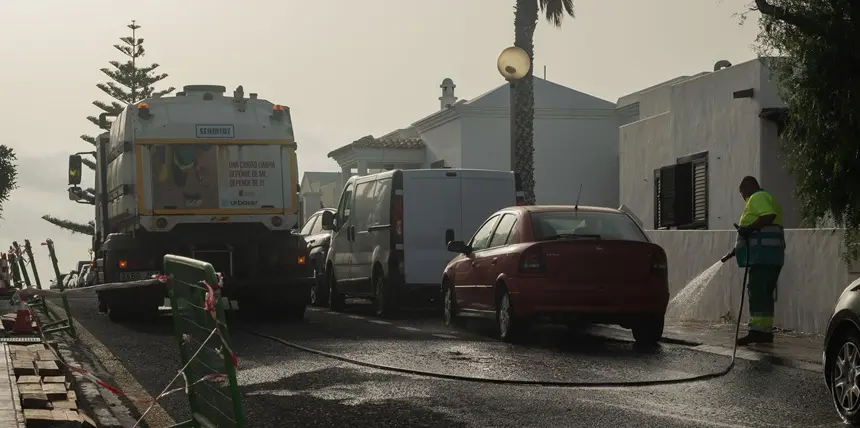 Operario realizando las labores de limpieza en La Concha.