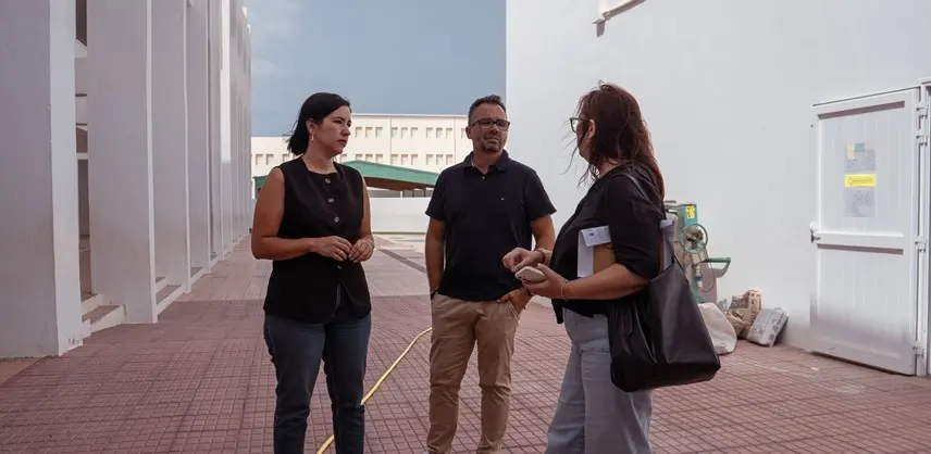 Abigail Gonz&aacute;lez y Echedey Eugenio en el CEIP Capellan&iacute;a del Y&aacute;gabo.