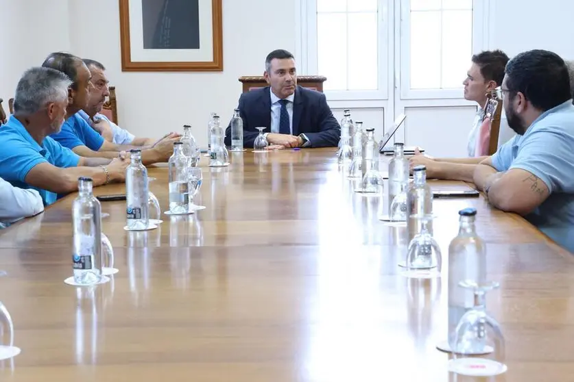 Oswaldo Betancort y Miguel &Aacute;ngel Jim&eacute;nez en su reuni&oacute;n con las cooperativas del taxi.