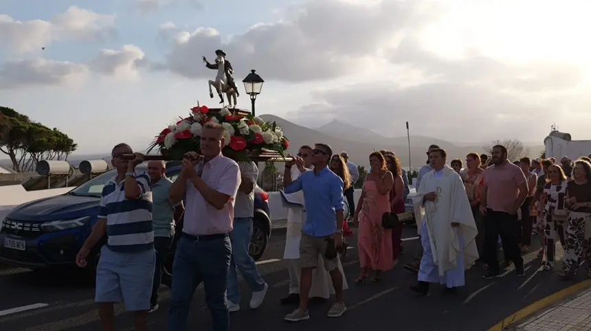 Procesi&oacute;n por las fiestas de Tahiche. Fotograf&iacute;a realizada por Jordi Vispo.