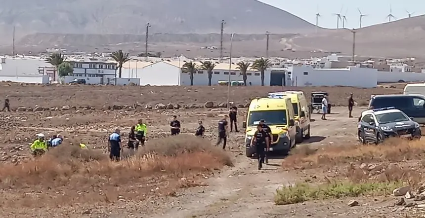 Imagen del momento de la actuaci&oacute;n de los agentes de la Polic&iacute;a Local de Arrecife y de la Polic&iacute;a Nacional en la zona en la que se produjo el incidente