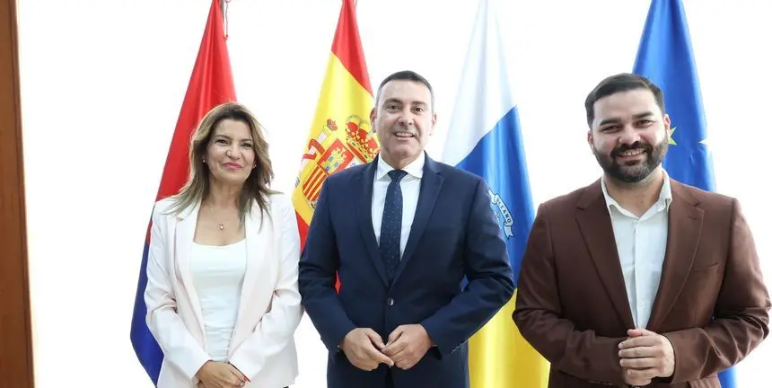 Oswaldo Betancort junto a Mar&iacute;a Tovar y Jes&uacute;s Mach&iacute;n