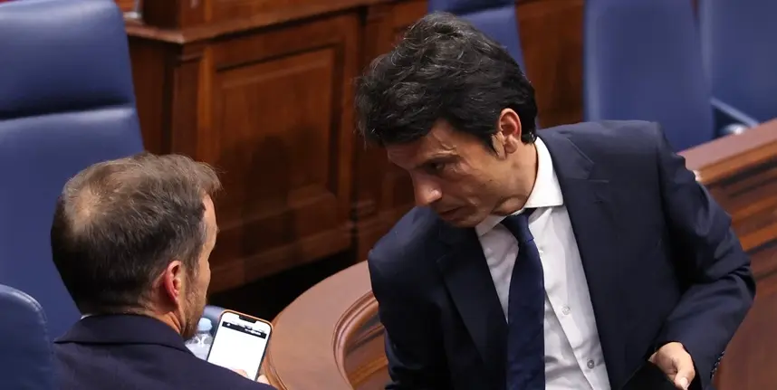 Marcos Bergaz junto al consejero Hern&aacute;ndez Zapata  durante un pleno del parlamento.