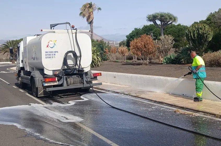 Operario realizando las labores de limpieza en El Cable.