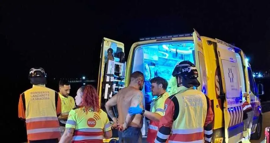 Personal del SUC atendiendo al herido.