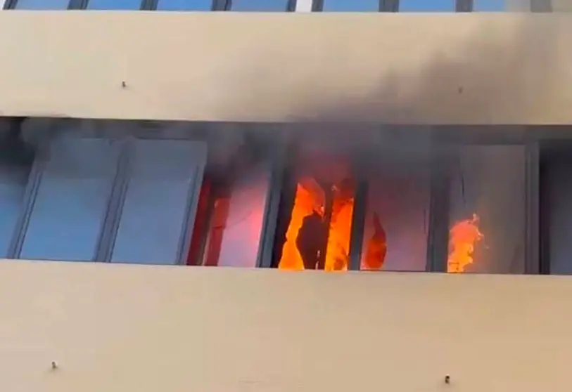 Imagen de las llamas en la vivienda.