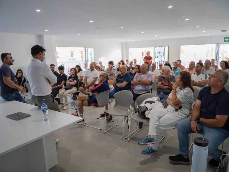 Vecinos de Argana en una reunión con el teniente de alcalde, Echedey Eugenio, el concejal de Limpieza, Jacobo Lemes, y el concejal de Urbanismo, Maciot Cabrera.