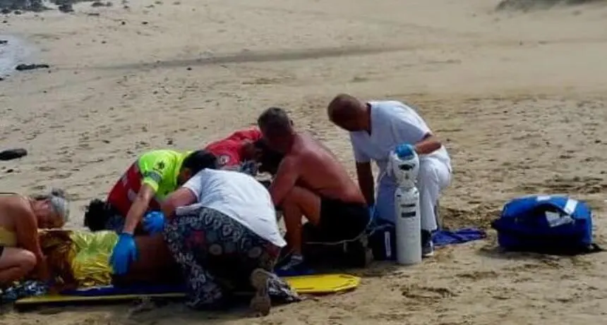 Personal del SUC atendiendo al afectado.