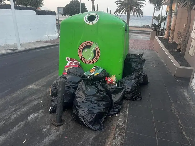 Basura junto a un contenedor en Puerto del Carmen.
