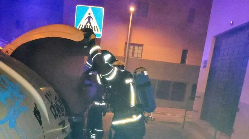 Bomberos del Consorcio de Seguridad y Emergencias sofocando el fuego dentro del contenedor.