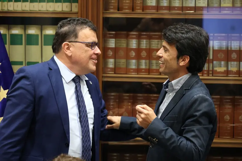 Marcos Bergaz (PSOE) junto al consejero Manuel Miranda (CC) en el Parlamento canario.
