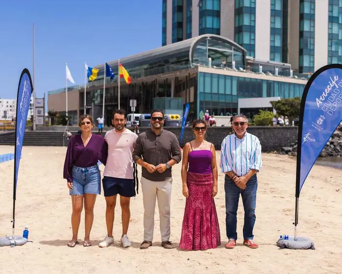 El alcalde de Arrecife Yonathan de León, junto a la concejala de Deportes, Eli Merino, y varios concejales del Gobierno Municipal, este pasado fin de semana en una prueba deportiva en El Reducto.
