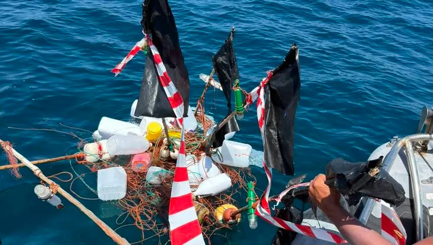 Retirada de un palangre abandonado a la deriva en la costa norte de Lanzarote.