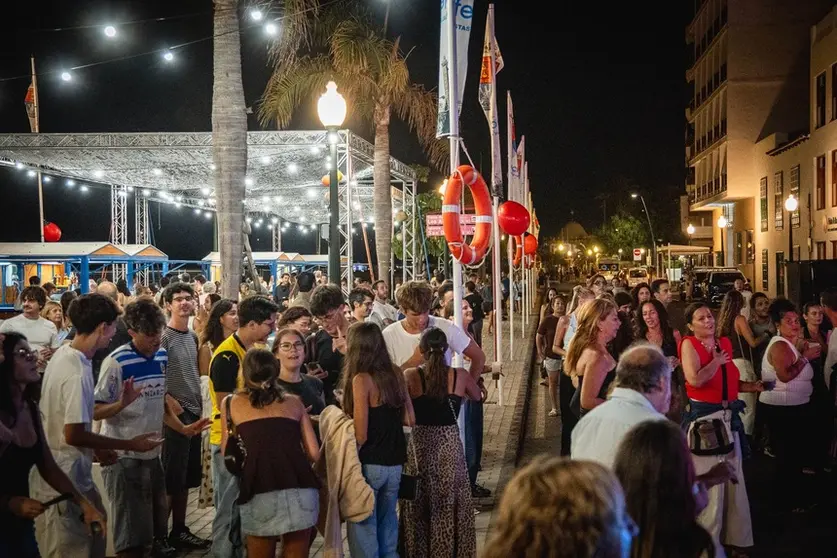 Personas disfrutando de las fiestas de San Gin&eacute;s en la zona de los ventorrillos.