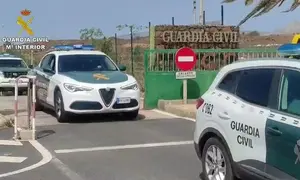 Veh&iacute;culos de la Guardia Civil saliendo del cuartel de Costa Teguise.