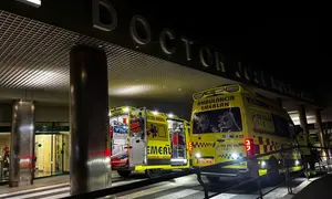 Ambulancia de EMERLAN en los exteriores del Hospital. 
