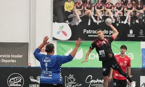 Jugador del San José Obrero realizando un lanzamiento durante un encuentro.