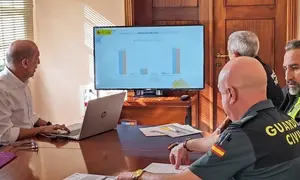 El director insular analizando los datos con los responsables de la Guardia Civil y de la Policía Nacional en Lanzarote.