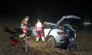 Imagen del veh&iacute;culo cuando llegaron los bomberos.