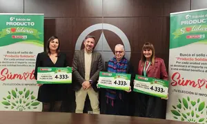 Las representantes de las tres asociaciones con el gerente de la empresa, Rub&eacute;n Gonz&aacute;lez.