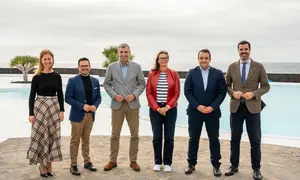 El vicepresidente del Gobierno canario este mi&eacute;rcoles en el Islote de la Fermina con representantes del sector empresasarial de Lanzarote
