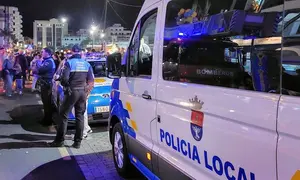 Agentes de la Polic&iacute;a Local de Arrecife vigilando la zona de los carnavales este viernes por la noche