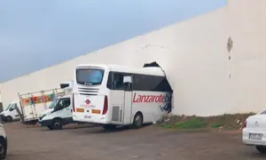 Imagen de c&oacute;mo qued&oacute; la guagua tras empotrarse contra el muro