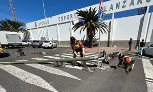Imagen de la actuaci&oacute;n de los bomberos el d&iacute;a del accidente en la zona de la Ciudad Deportiva. 