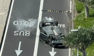 Imagen captada por unos pasajeros de c&oacute;mo qued&oacute; el veh&iacute;culo