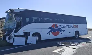 As&iacute; qued&oacute; de destrozada la guagua de Lanzarote Bus tras el fuerte choque
