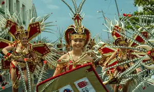 La edad no importa para disfrutar de las comparsas en el Carnaval