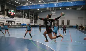 Jugadora del Lanzarote San Jos&eacute; Obrero realizando un lanzamiento desde el extremo.