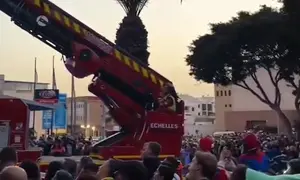 Momento de la intervenci&oacute;n de los bomberos en pleno coso de Arrecife.