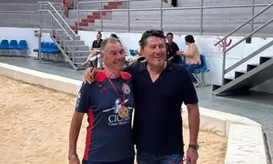 Presidente del San Bartolom&eacute; junto a un &aacute;rbitro.