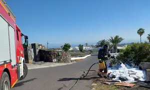 Momento en el que uno de los bomberos controlaba la situaci&oacute;n