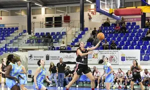 Jugadora del Magec T&iacute;as realizando una entrada a canasta.