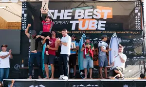 Los campeones recibiendo su merecido trofeo con el presidente del Cabildo de Lanzarote, Oswaldo Betancort, presente en la entrega