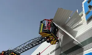 Imagen de los bomberos actuando en una fachada de un conocido comercio de Playa Honda