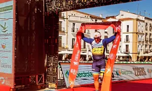 Lionel Morales cruzando la l&iacute;nea de meta en Extremadura.