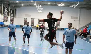 Joel Armas realizando un lanzamiento desde el extremo.