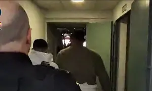 Polic&iacute;a Nacional junto a los detenidos.
