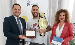 Hecher Sosa con el alcalde de Arrecife y la concejal de Deportes.