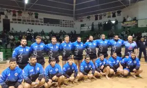 Luchadores del Tinajo Elecmor en el terrero de Tao.