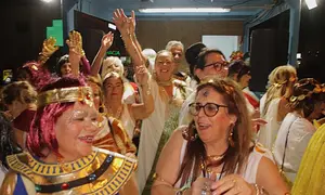 Alegr&iacute;a desbordada en las carrozas del carnaval de Playa Blanca