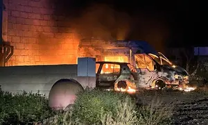 Veh&iacute;culos afectados por las llamas en Uga.