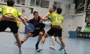 Jugador del San Jos&eacute; Obrero intentando penetrar la defensa rival.