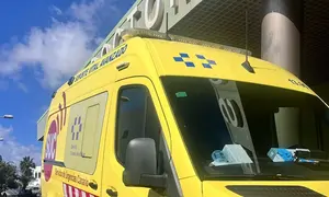 Ambulancia estacionada en el Hospital Doctor Jos&eacute; Molina Orosa.