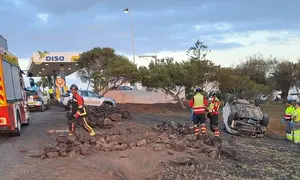 Momento de la actuaci&oacute;n de los bomberos y de los sanitarios del SUC