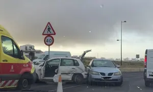 Ambulancia del SUC junto a los dos veh&iacute;culos implicados en el accidente.