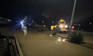 Hasta &uacute;ltima hora de la noche estuvieron achicando agua.